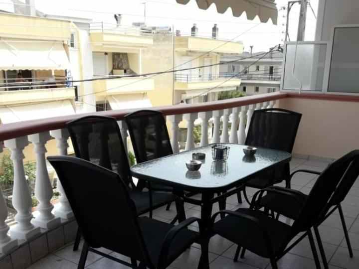 Elegant Apartment Near The Beach Néa Péramos Екстериор снимка