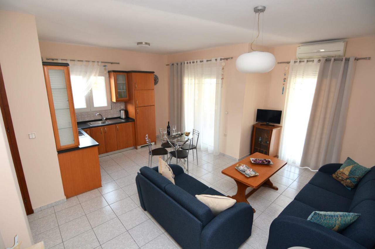 Elegant Apartment Near The Beach Néa Péramos Екстериор снимка