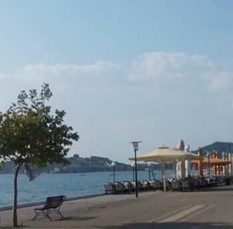 Elegant Apartment Near The Beach Néa Péramos Екстериор снимка